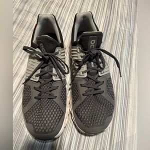 On cloud cloudswift tennis shoes